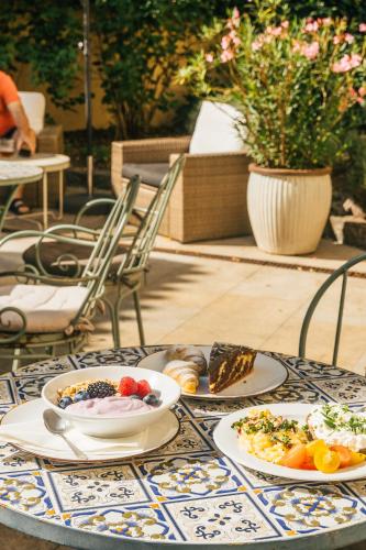 Jídlo v hotelu nebo okolí