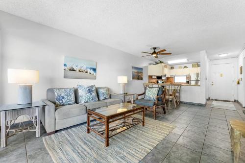 un soggiorno con un divano e un tavolo di Kihei Akahi B102 a Wailea