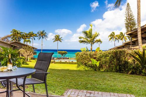 un patio con tavolo e sedie e l'oceano di Polynesian Shores 112 a Kahana