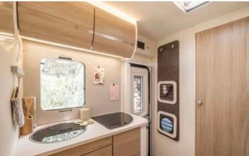 Kuchyň nebo kuchyňský kout v ubytování HBS-camper