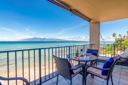 balcone con tavolo, sedie e spiaggia di Nohonani 203 a Kahana