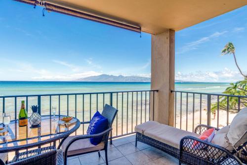 balcone con tavolo, sedie e spiaggia di Nohonani 203 a Kahana