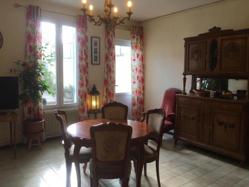 Et opholdsområde på maison avec terrasse