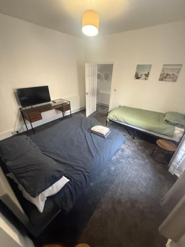 Μια τηλεόραση ή/και κέντρο ψυχαγωγίας στο ResiLets Barnard St NEW Large 4 Bed House, Contractor Stays, Central