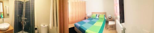 a small bathroom with a bed in a room at Casa do Villas in Castelo de Paiva