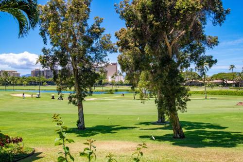 Un campo de golf con árboles en primer plano en Kaanapali Royal D101, en Hyatt Regency Maui Hotel Heliport