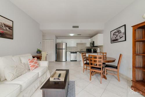 Cosy 1Bed with Pool, Sea & Dining close