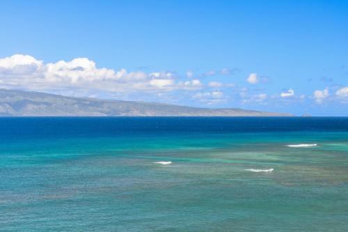 vista sull'oceano con montagne sullo sfondo di Valley Isle Resort 1105 a Kahana
