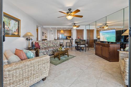 un soggiorno con divano e TV a schermo piatto di Valley Isle Resort 1105 a Kahana