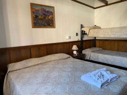 ein Schlafzimmer mit 2 Betten und Handtüchern darauf in der Unterkunft Hotel General Paz in Villa Carlos Paz
