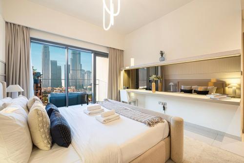 Designer 2BR, Burj Khalifa View & Dubai Mall 2 minutes walk