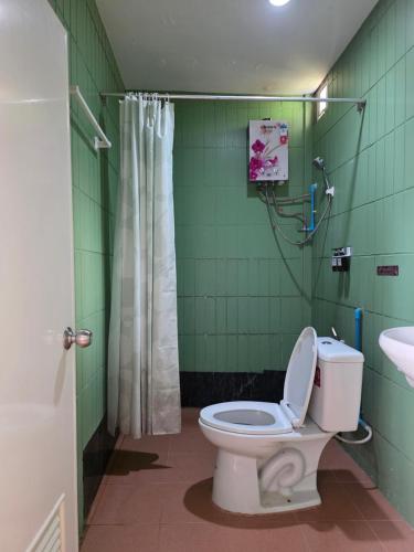 Banchomdoi Resort PhaTang บ้านชมดอยรีสอร์ทผาตั้ง في Ban Pha Tang: حمام مع مرحاض ودش ومغسلة