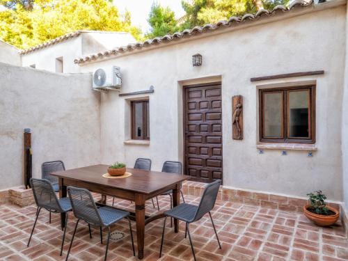 un patio con tavolo e sedie in legno di Casa de La Canita a Guadamur