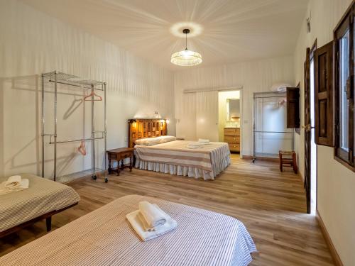 een hotelkamer met twee bedden en een badkamer bij Casa de La Canita in Guadamur