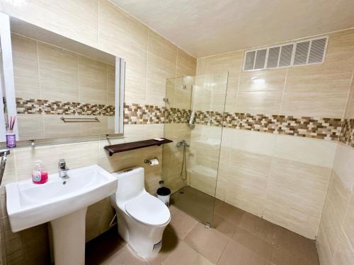 Ванная комната в Colonial Home with Private Terrace and Jacuzzi