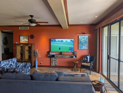 TV a/nebo společenská místnost v ubytování Kapalua Golf Villa 18T 12