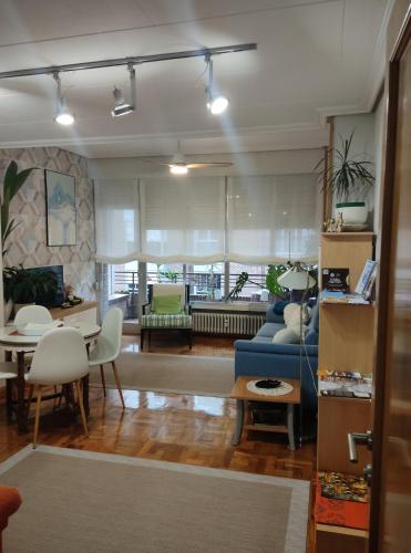 a living room with a blue couch and a table at BIENVENIDOS a CASA PINO CENTRO in Logroño