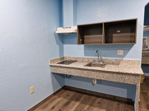 Kuchyň nebo kuchyňský kout v ubytování Super Stay Inn Humble IAH East