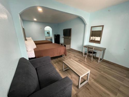 Postel nebo postele na pokoji v ubytování Super Stay Inn Humble IAH East