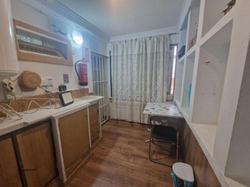 cocina con encimera y silla en una habitación en Cozy Chalet in San Sebastián de los Reyes with Terrace, en San Sebastián de los Reyes