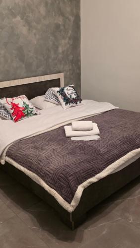 Una cama o camas en una habitación de Sirik hotel
