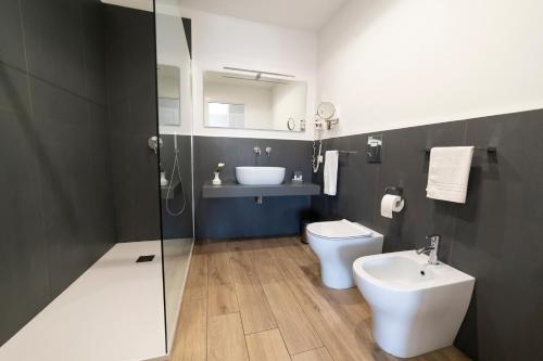 un baño con inodoro y lavabo en B&B Ruggero Settimo - Room & Suite, en Palermo