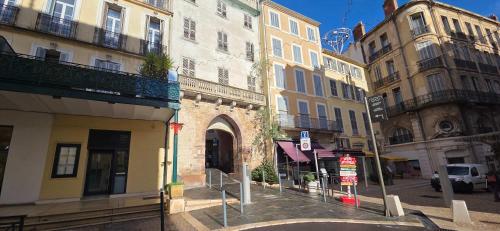 イエールにあるLX187 Ecrin d'Amour jacuzzi privé - cœur de Hyèresの高層ビルと時計塔のある街道