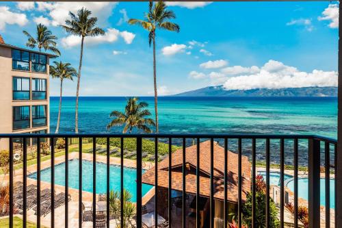 une vue sur l'océan depuis le balcon d'un hôtel dans l'établissement Noelani 214, à Kahana