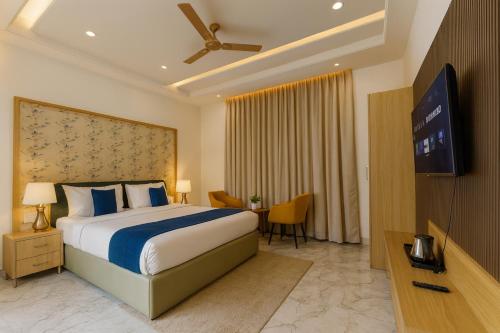 Ένα ή περισσότερα κρεβάτια σε δωμάτιο στο The Mayur retreat # Near Prem Mandir # On parikrama Marg # Luxury Room # Prime Location # Property Of The Year # By Chandrodaya Orchid #