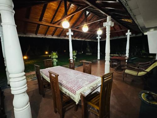 een eetkamer met een tafel en stoelen op een veranda bij Browns Hill Matara in Matara