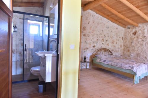 Postel nebo postele na pokoji v ubytování Stone house with private infinity pool