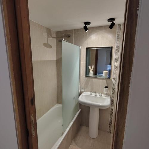 un bagno con lavandino, doccia e WC di departamento premium de 3 Ambientes a Pinamar