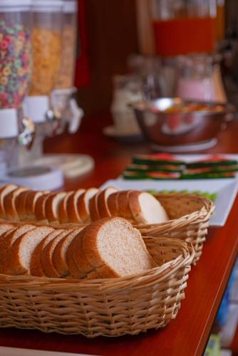 Una mesa con varias rebanadas de pan en una cesta. en Hotel Centenario, en Atlántida