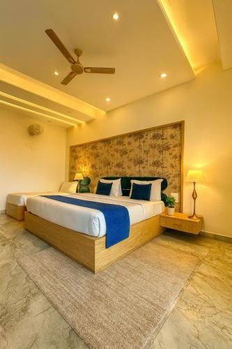 Postel nebo postele na pokoji v ubytování The Grand Chandrodaya Vrindavan # Near Prem Mandir # Luxury Rooms # Prime Location # Property Of The Year # By chandrodaya orchid #