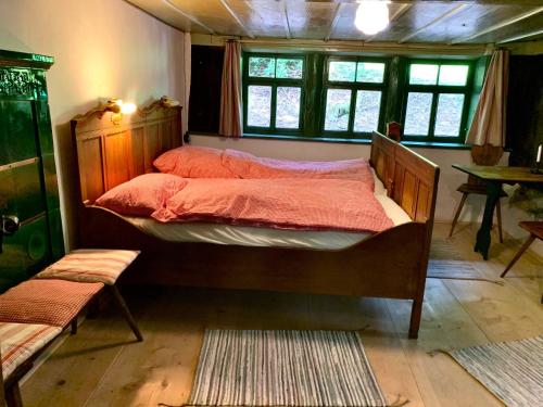 - une chambre dotée d'un grand lit avec des draps orange dans l'établissement Ferienhaus Hederle, à Elzach
