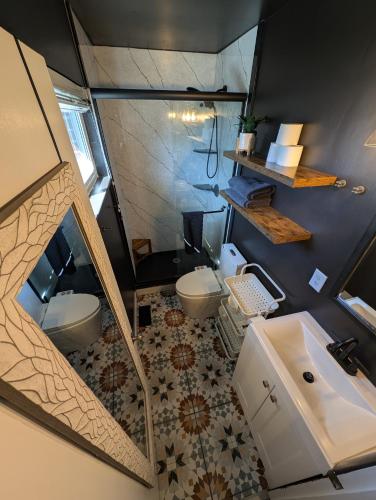 布里格姆城Cozy Mountain Home的一间带水槽和两个卫生间的浴室