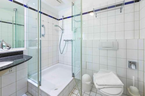 Ferienwohnung Deichperle - Ihr idyllischer Rückzugsort an der Ostsee in Zingst في زنغست: حمام مع دش ومرحاض ومغسلة