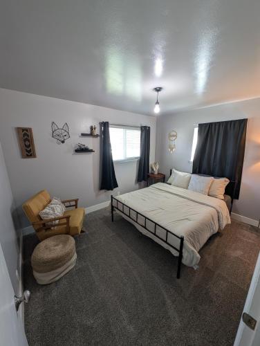 布里格姆城Cozy Mountain Home的带一张大床和一把椅子的卧室