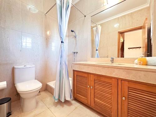 un bagno con un water, un lavandino e uno specchio di Balaia Maggs House Pool & Ocean view by BeCherish a Branqueira