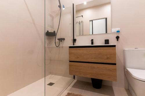 a bathroom with a sink and a shower at Loft moderno recién reformado con patio en el centro de Elche in Elche