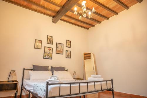 En eller flere senge i et værelse på Classic Florentine Flat With Garden