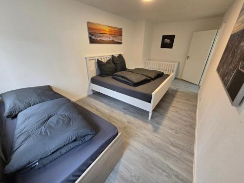 a bedroom with two twin beds in a room at FERIENWOHNUNG 75m2 APARTMENT in ZITTAUER STADTZENTRUM INNENSTADT INNENRING TOP LAGE - WOHNEN AUF ZEIT IN ZITTAU - 3 RAUM WOHNUNG in Zittau