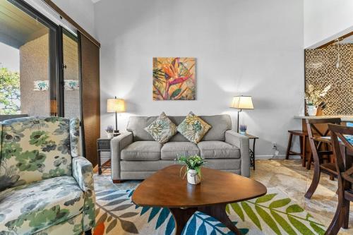 ein Wohnzimmer mit Sofa und Tisch in der Unterkunft Maui Vista 2414 in Kihei
