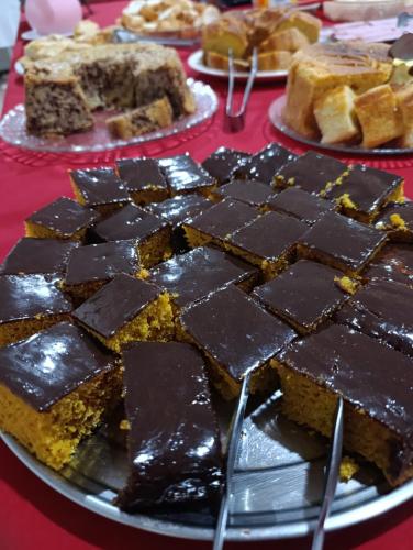 Een bord met chocoladedesserts op een rode tafel. bij Hotel Internacional in Cianorte