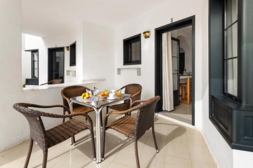 une salle à manger avec une table et des chaises dans l'établissement Apartamentos Luz Y Mar, à Puerto del Carmen