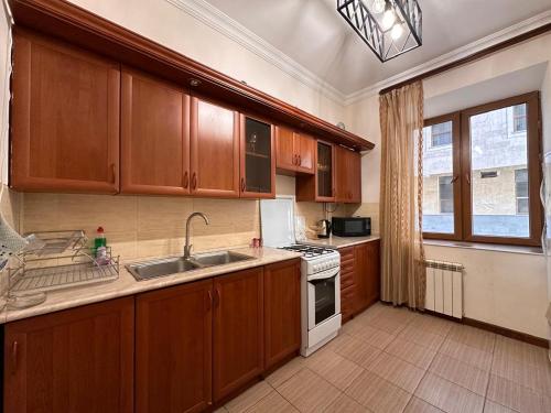 Кухня или мини-кухня в Republic Square family luxury 2 bedroom 2 bathroom
