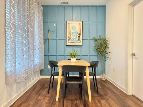 a dining room with a table and chairs at New Downtown ATL Condo Washer Dryer 542Blvd107 in Atlanta