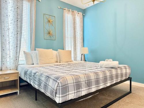 a bedroom with a bed with a blue wall at New Downtown ATL Condo Washer Dryer 542Blvd107 in Atlanta