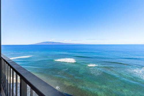 une vue sur l'océan depuis un balcon dans l'établissement Maui Kai 1001, à Kahana