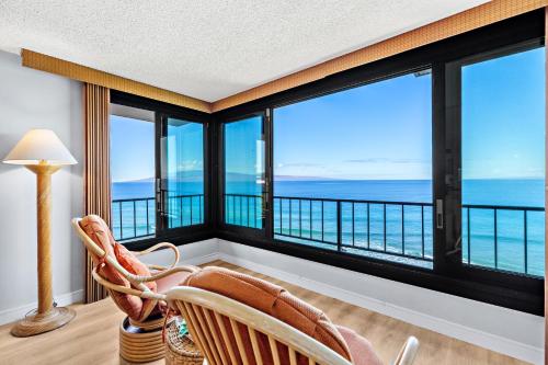 une chambre avec vue sur l'océan dans l'établissement Maui Kai 1001, à Kahana